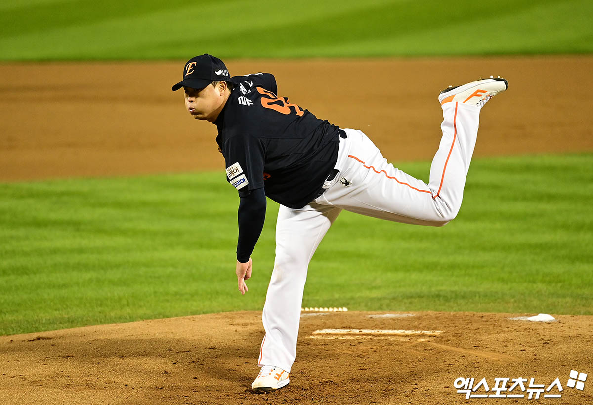 27일 오후 서울 송파구 잠실야구장에서 열린 '2025 신한 SOL Bank KBO 한국시리즈' 한화 이글스와 LG 트윈스의 2차전 경기, 1회말 한화 선발투수 류현진이 역투하고 있다. 잠실, 박지영 기자