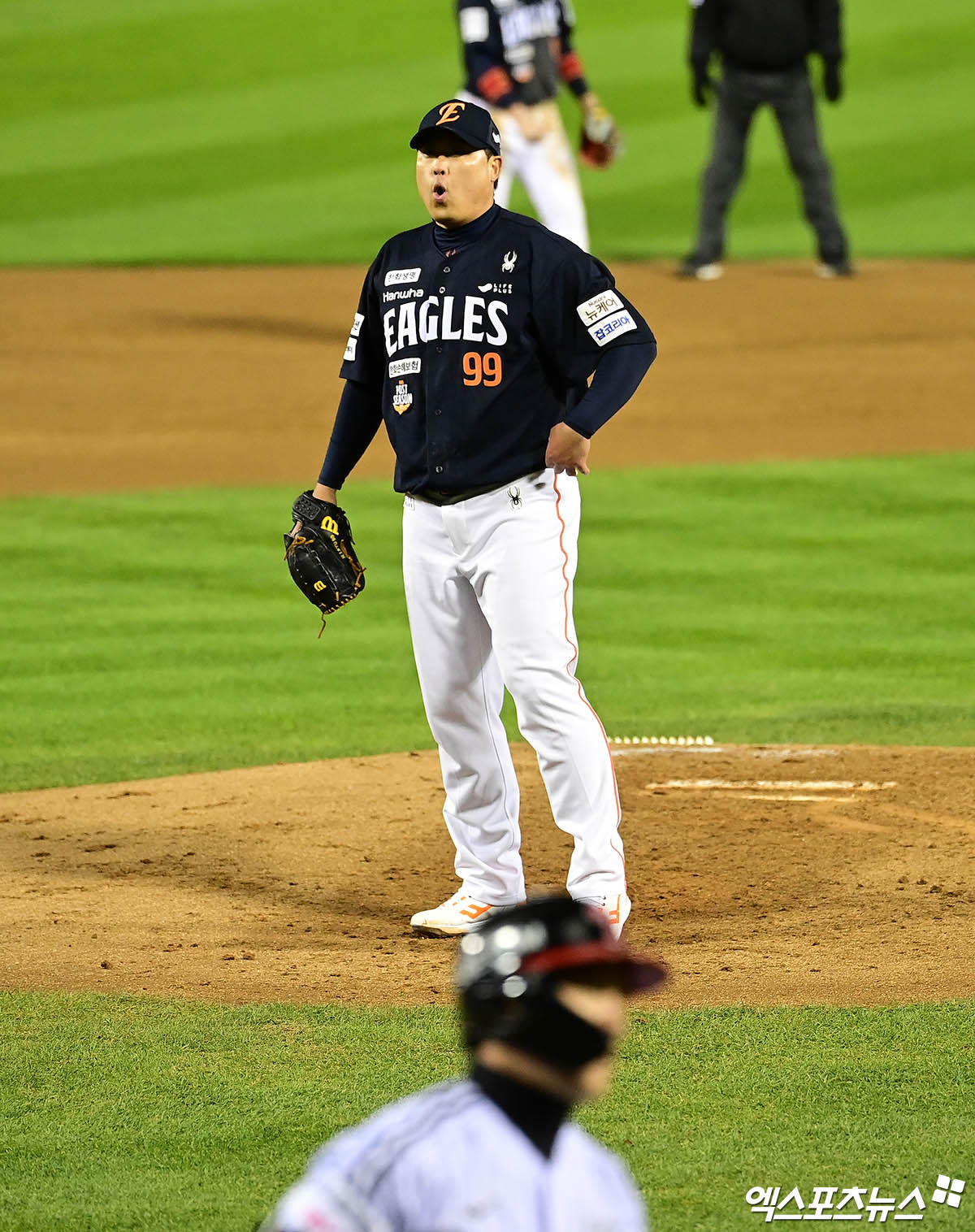 27일 오후 서울 송파구 잠실야구장에서 열린 '2025 신한 SOL Bank KBO 한국시리즈' 한화 이글스와 LG 트윈스의 2차전 경기, 2회말 무사 1,3루 한화 선발투수 류현진이 LG 오지환에게 볼넷을 허용한 뒤 만루가 되자 크게 아쉬워하고 있다. 잠실, 박지영 기자