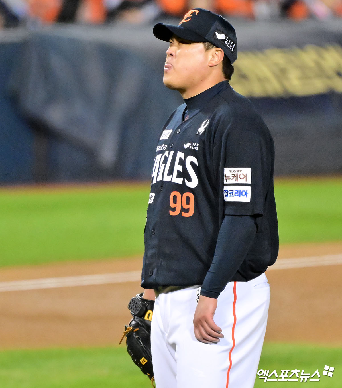 27일 오후 서울 송파구 잠실야구장에서 열린 '2025 신한 SOL Bank KBO 한국시리즈' 한화 이글스와 LG 트윈스의 2차전 경기, 2회말 무사 1,3루 한화 류현진이 LG 오지환에게 볼넷을 허용한 후 아쉬워하고 있다. 잠실, 김한준 기자