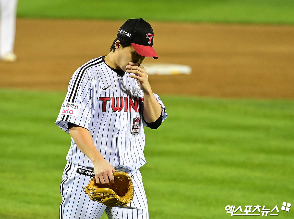 27일 오후 서울 송파구 잠실야구장에서 열린 '2025 신한 SOL Bank KBO 한국시리즈' 한화 이글스와 LG 트윈스의 2차전 경기, 4회말 1사 만루 LG 선발투수 임찬규가 강판되어 마운드를 내려가고 있다. 잠실, 박지영 기자
