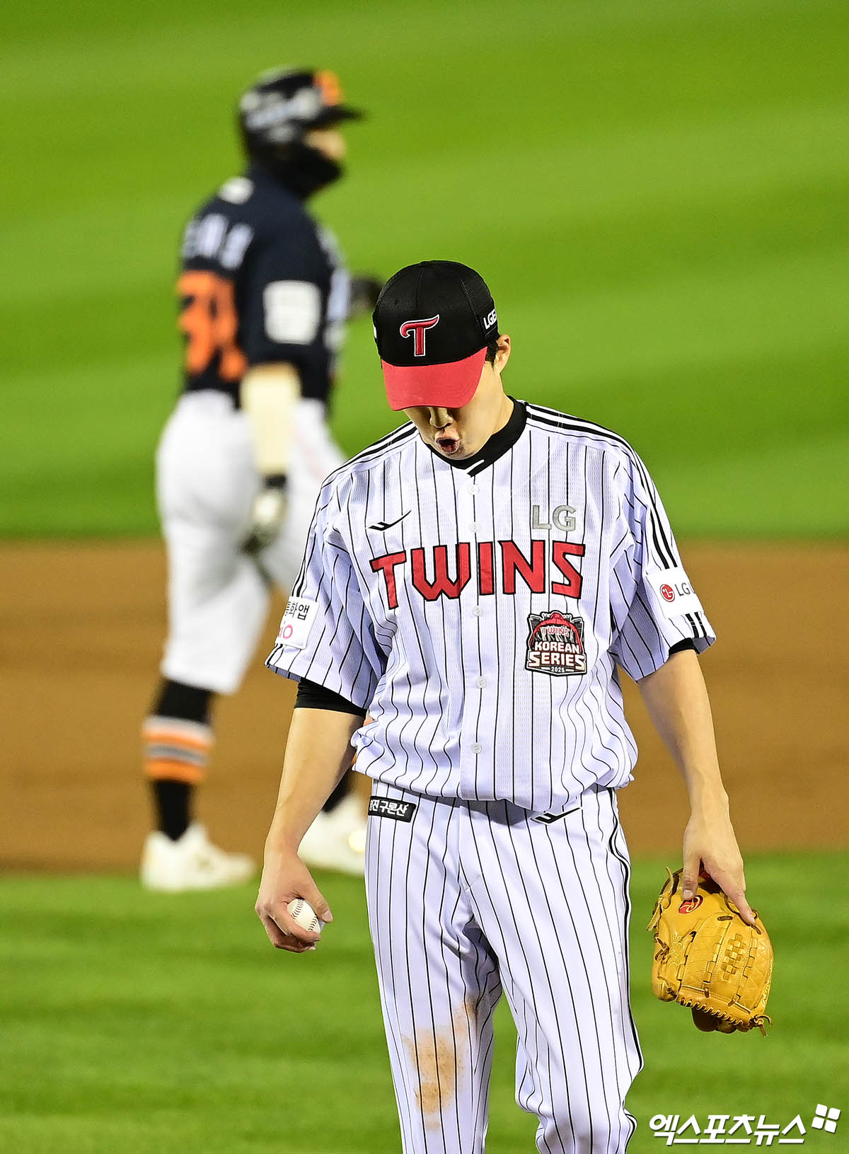 27일 오후 서울 송파구 잠실야구장에서 열린 '2025 신한 SOL Bank KBO 한국시리즈' 한화 이글스와 LG 트윈스의 2차전 경기, 1회초 2사 2루 한화 하주석 타석 때 LG 선발투수 임찬규가 숨을 고르고 있다. 잠실, 박지영 기자