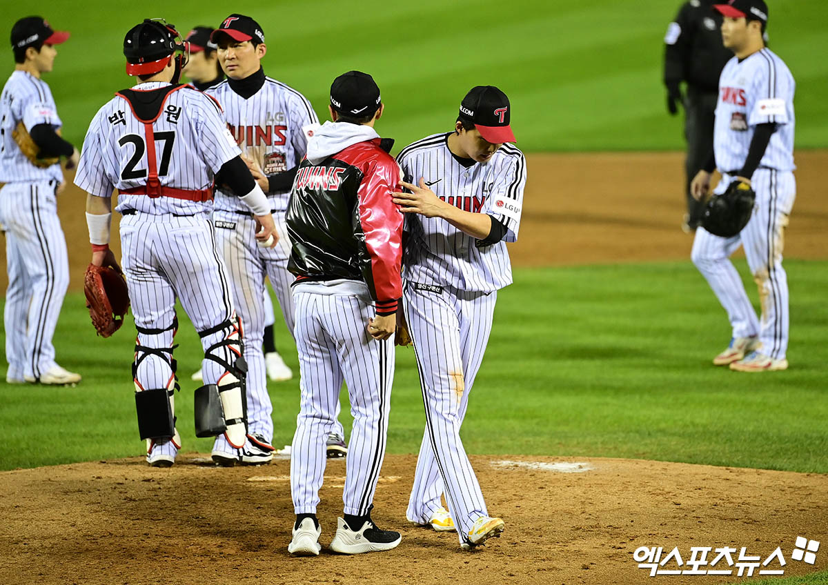 27일 오후 서울 송파구 잠실야구장에서 열린 '2025 신한 SOL Bank KBO 한국시리즈' 한화 이글스와 LG 트윈스의 2차전 경기, 4회말 1사 만루 LG 선발투수 임찬규가 강판되어 마운드를 내려가고 있다. 잠실, 박지영 기자