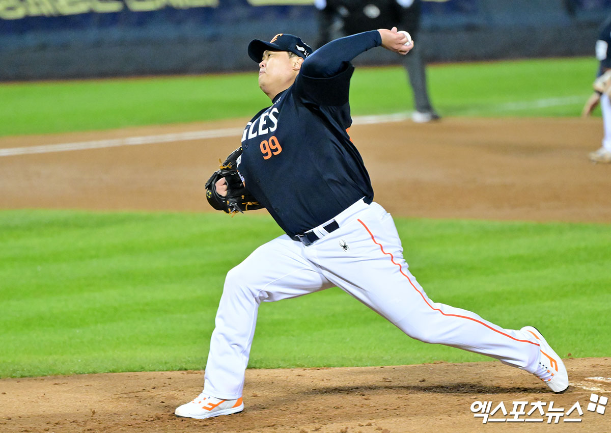 27일 오후 서울 송파구 잠실야구장에서 열린 '2025 신한 SOL Bank KBO 한국시리즈' 한화 이글스와 LG 트윈스의 2차전 경기, 1회말 한화 류현진이 공을 힘차게 던지고 있다. 잠실, 김한준 기자