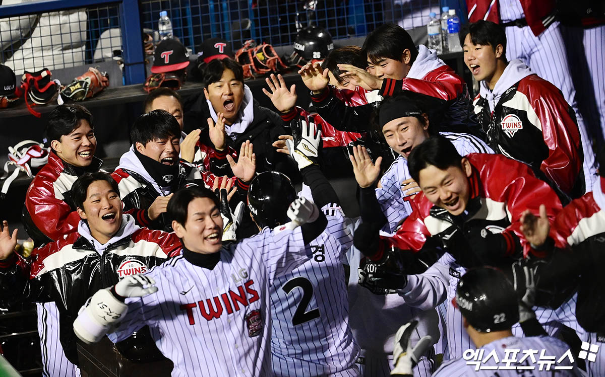 염경엽 감독이 이끄는 LG 트윈스가 27일 서울 잠실야구장에서 열린 2025 신한 SOL Bank KBO 포스트시즌 한국시리즈(7전 4선승제, LG 1승) 2차전에서 한화 이글스를 꺾고 시리즈 2연승을 질주했다. 사진 김한준, 박지영 기자
