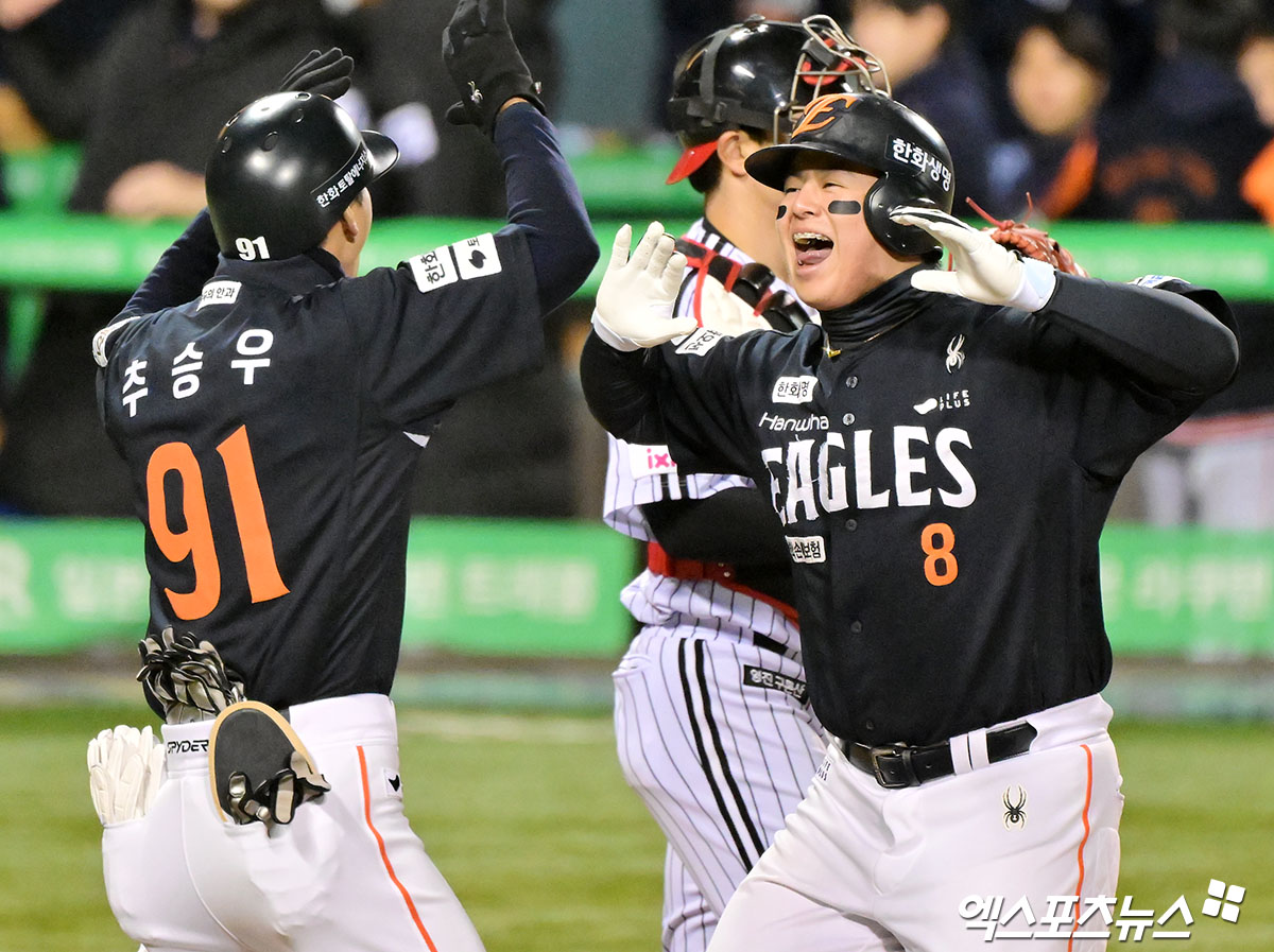 한화 이글스 노시환(오른쪽)이 27일 서울 잠실야구장에서 열린 2025 신한 SOL Bank KBO 포스트시즌 한국시리즈(7전 4선승제, LG 1승) 2차전에서 1회초 LG 트윈스 선발투수 임찬규를 상대로 선제 솔로 홈런을 기록했다. 사진 김한준 기자