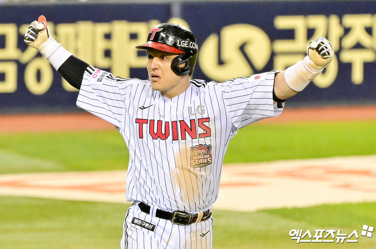 LG 트윈스 포수 박동원이 27일 서울 잠실야구장에서 열린 2025 신한 SOL Bank KBO 포스트시즌 한국시리즈(7전 4선승제, LG 1승) 2차전에서 3회말 한화 이글스 선발투수 류현진을 상대로 2점 홈런을 기록했다. 사진 김한준, 박지영 기자