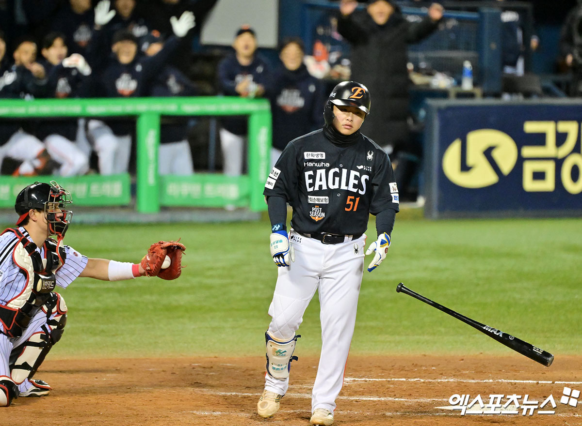 한화 이글스 외야수 문현빈이 27일 서울 잠실야구장에서 열린 2025 신한 SOL Bank KBO 포스트시즌 한국시리즈(7전 4선승제, LG 1승) 2차전에서 4회초 LG 트윈스 투수 김영우를 상대로 볼넷으로 출루, 밀어내기로 타점을 기록했다. 사진 김한준, 박지영 기자