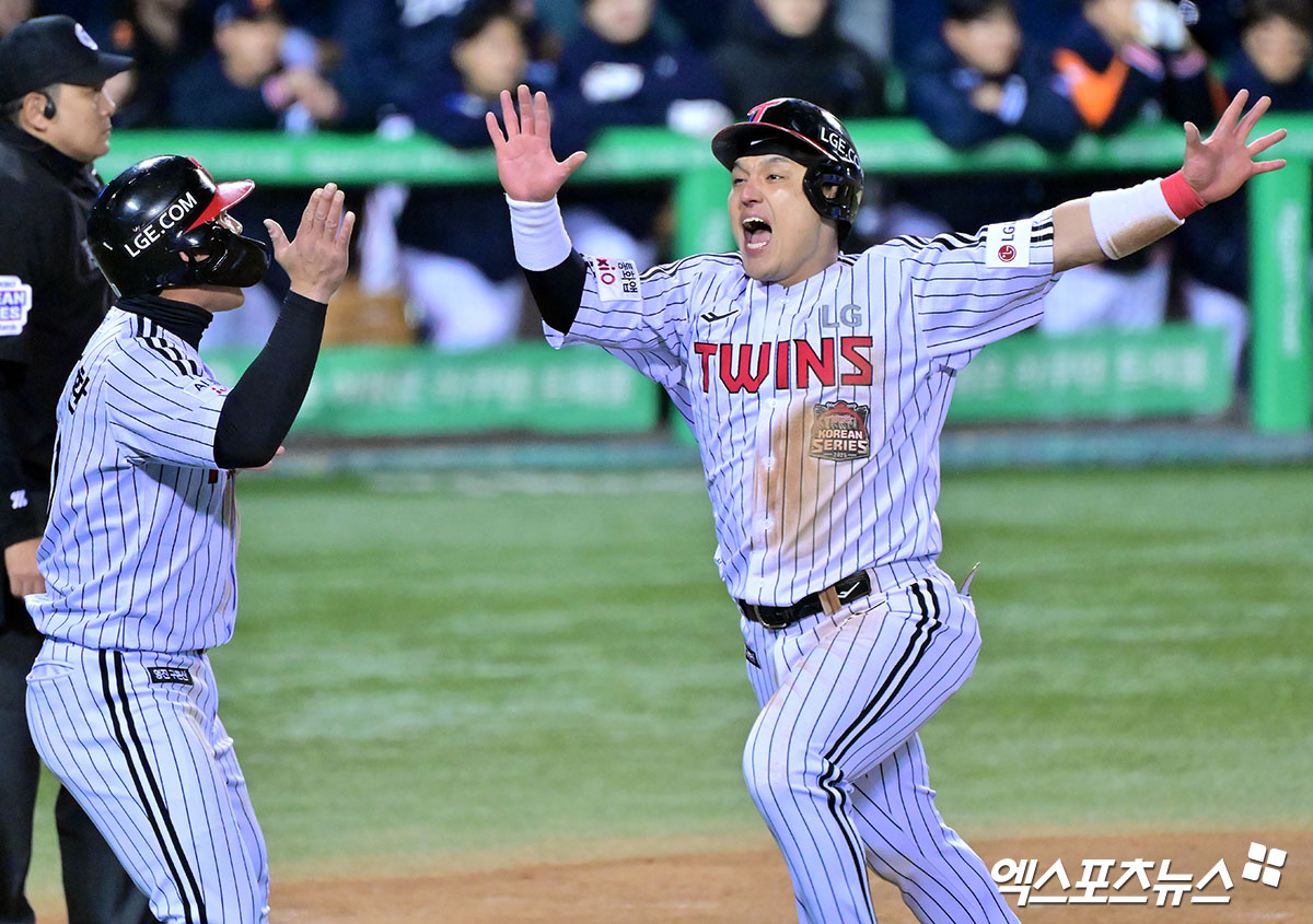 LG 트윈스 포수 박동원이 27일 서울 잠실야구장에서 열린 2025 신한 SOL Bank KBO 포스트시즌 한국시리즈(7전 4선승제, LG 1승) 2차전에서 한화 이글스 선발투수 류현진을 상대로 2점 홈런을 기록했다. 사진 김한준, 박지영 기자