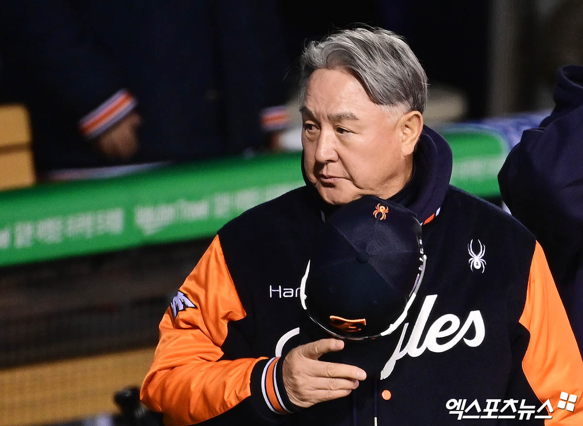 김경문 감독이 이끄는 한화 이글스가 27일 서울 잠실야구장에서 열린 2025 신한 SOL Bank KBO 포스트시즌 한국시리즈(7전 4선승제, LG 1승) 2차전에서 LG 트윈스에 5-13으로 졌다. 사진 김한준, 박지영 기자