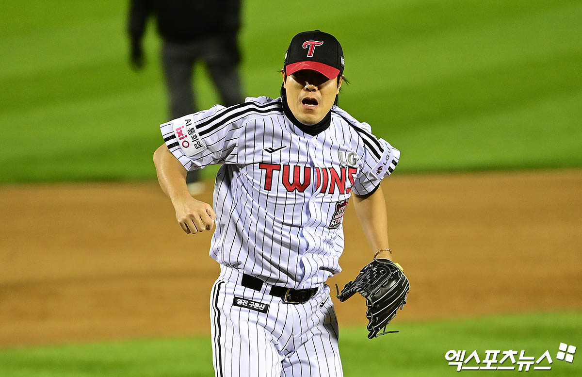 27일 오후 서울 송파구 잠실야구장에서 열린 '2025 신한 SOL Bank KBO 한국시리즈' 한화 이글스와 LG 트윈스의 2차전 경기, 4회초 2사 만루 LG 김진성이 한화 노시환을 헛스윙 삼진 아웃으로 잡아낸 뒤 기뻐하고 있다. 잠실, 박지영 기자