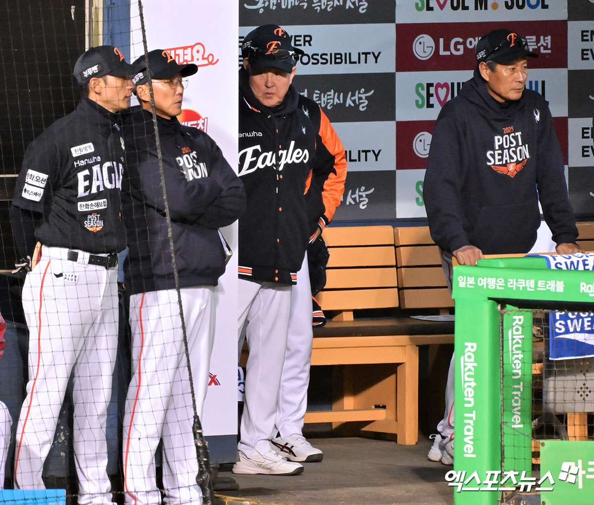 김경문 감독이 이끄는 한화 이글스가 27일 서울 잠실야구장에서 열린 2025 신한 SOL Bank KBO 포스트시즌 한국시리즈(7전 4선승제, LG 1승) 2차전에서 LG 트윈스에 5-13으로 졌다. 사진 김한준, 박지영 기자