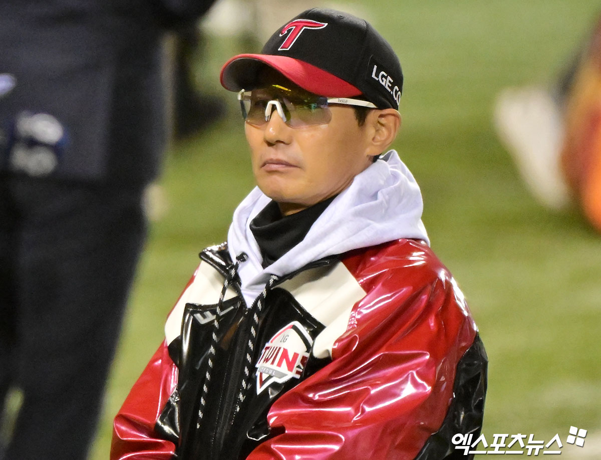 염경엽 감독이 이끄는 LG 트윈스가 27일 서울 잠실야구장에서 열린 2025 신한 SOL Bank KBO 포스트시즌 한국시리즈(7전 4선승제, LG 1승) 2차전에서 한화 이글스를 13-5로 완파했다. 사진 김한준, 박지영 기자