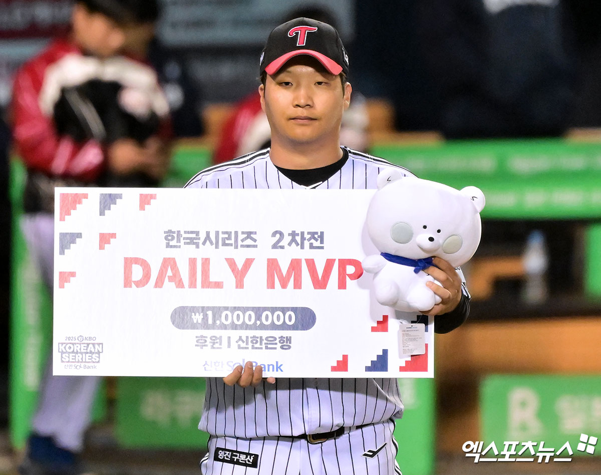 27일 오후 서울 송파구 잠실야구장에서 열린 '2025 신한 SOL Bank KBO 한국시리즈' 한화 이글스와 LG 트윈스의 2차전 경기, LG가 문보경의 5타수 4안타 5타점, 박동원의 3타수 2안타 4타점 맹활약을 앞세워 한화에게 13:5의 스코어로 승리하며 우승 확률 90.5%를 잡았다. 한국시리즈 2차전 데일리MVP를 수상한 LG 문보경이 포즈를 취하고 있다. 잠실, 김한준 기자