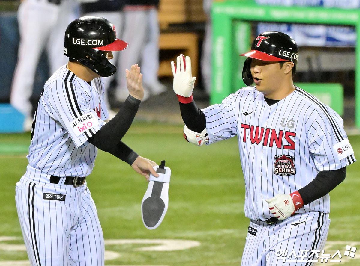 27일 오후 서울 송파구 잠실야구장에서 열린 '2025 신한 SOL Bank KBO 한국시리즈' 한화 이글스와 LG 트윈스의 2차전 경기, 8회말 2사 1루 LG 문보경이 투런 홈런을 날린 후 천성호와 하이파이브를 하고 있다. 잠실, 김한준 기자