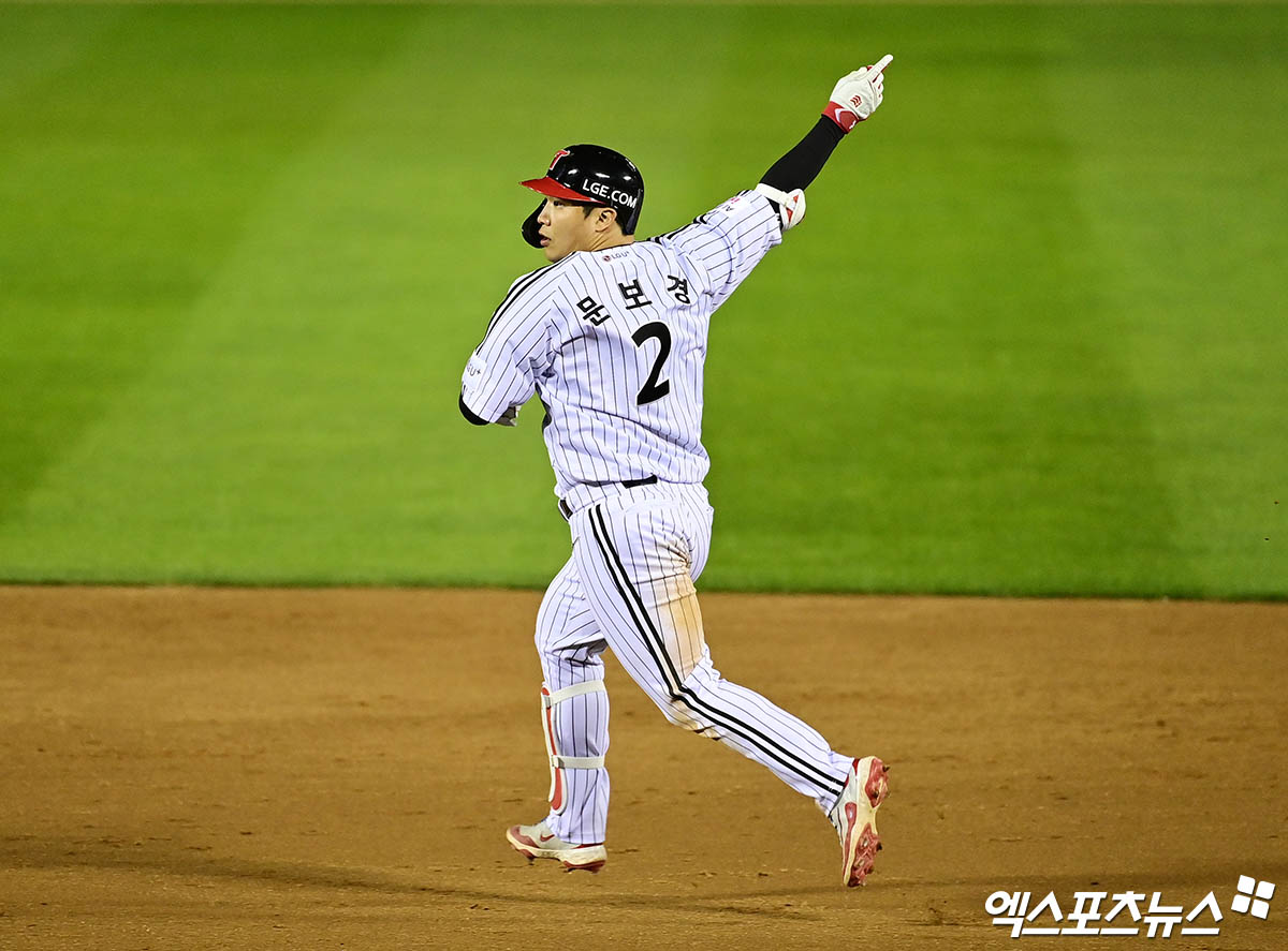 27일 오후 서울 송파구 잠실야구장에서 열린 '2025 신한 SOL Bank KBO 한국시리즈' 한화 이글스와 LG 트윈스의 2차전 경기, 4회말 2사 만루 LG 문보경이 싹쓸이 적시 2루타를 때려낸 뒤 2루로 향하며 홈런을 어필하고 있다. 이후 LG측 요청으로 비디오 판독 실시했으나 원심 유지. 잠실, 박지영 기자