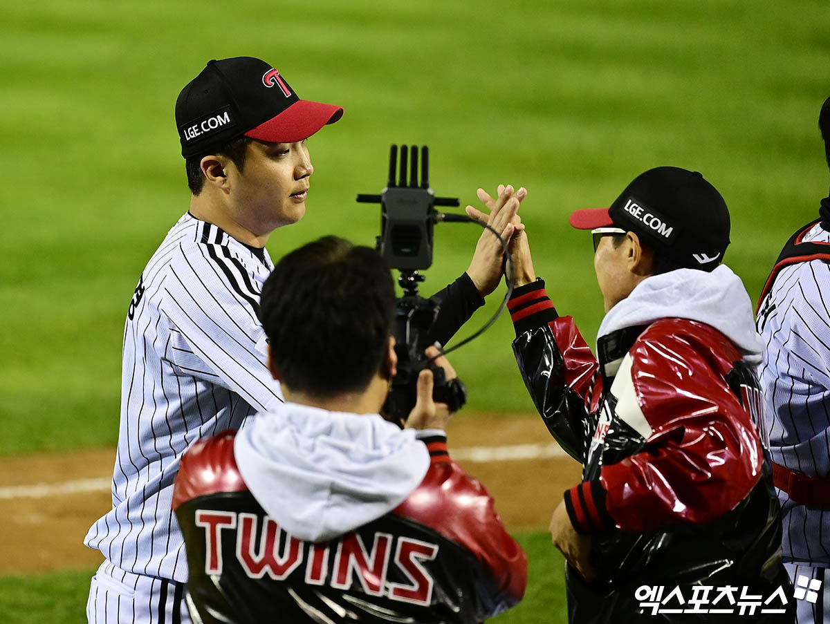 27일 오후 서울 송파구 잠실야구장에서 열린 '2025 신한 SOL Bank KBO 한국시리즈' 한화 이글스와 LG 트윈스의 2차전 경기, LG가 문보경의 5타수 4안타 5타점, 박동원의 3타수 2안타 4타점 맹활약을 앞세워 한화에게 13:5의 스코어로 승리하며 우승 확률 90.5%를 잡았다. 경기 종료 후 LG 문보경이 염경엽 감독과 하이파이브를 나누고 있다. 잠실, 박지영 기자