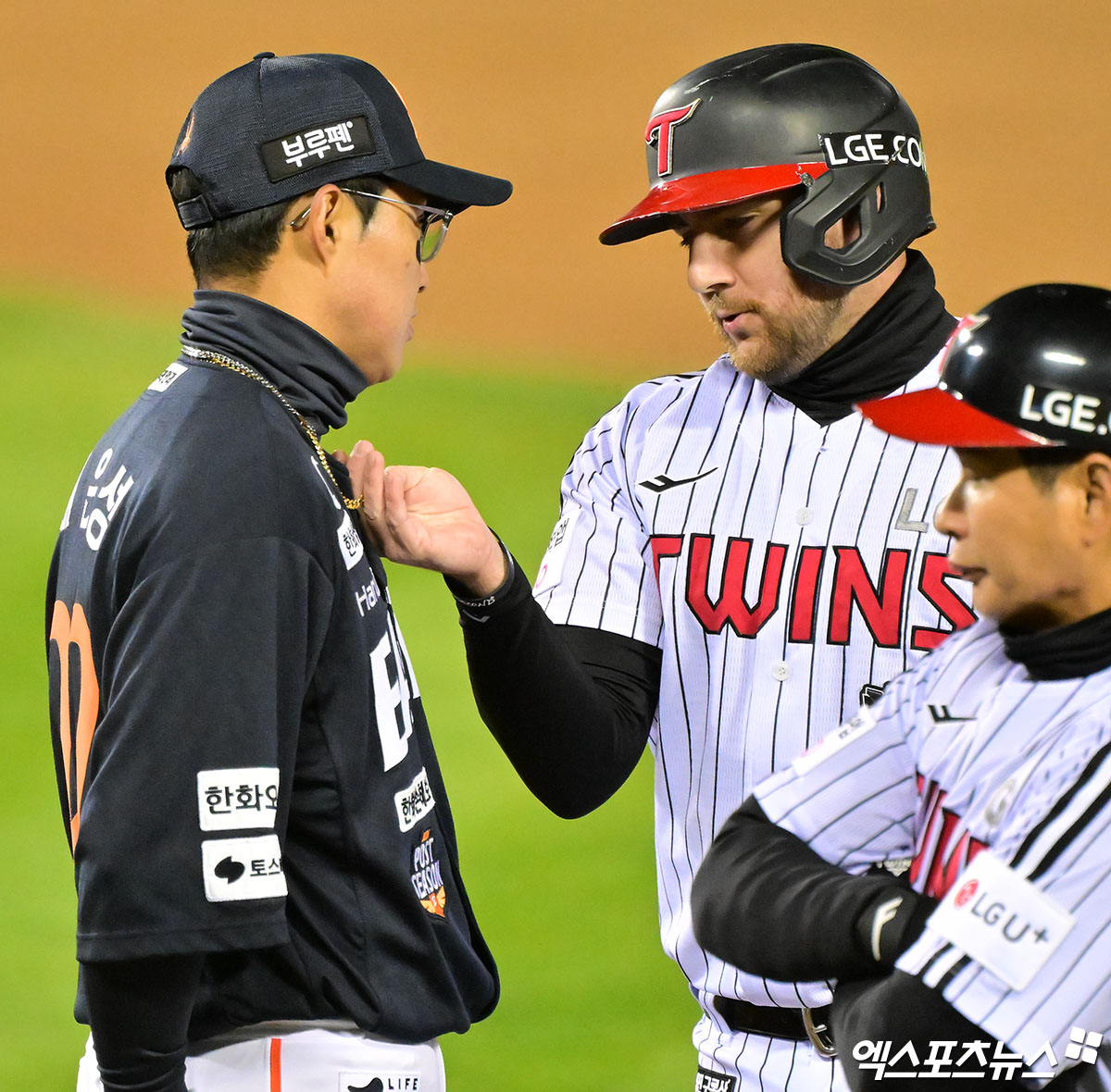 27일 오후 서울 송파구 잠실야구장에서 열린 '2025 신한 SOL Bank KBO 한국시리즈' 한화 이글스와 LG 트윈스의 2차전 경기, 6회말 2사 1루 한화 채은성과 LG 오스틴이 대화를 나누고 있다. 잠실, 김한준 기자
