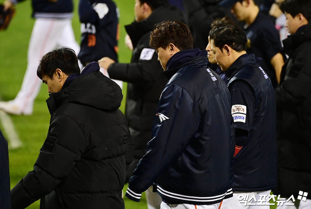 김경문 감독이 이끄는 한화 이글스가 27일 서울 잠실야구장에서 열린 2025 신한 SOL Bank KBO 포스트시즌 한국시리즈(7전 4선승제, LG 1승) 2차전에서 LG 트윈스에 5-13으로 완패, 2연패를 안고 오는 29일 3차전을 치르게 됐다. 사진 김한준, 박지영 기자