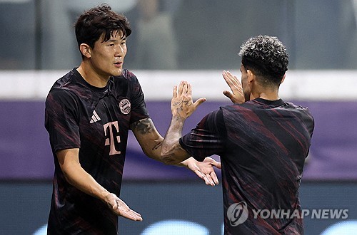 바이에른 뮌헨이 한국 국가대표 센터백 김민재를 팔지 않을 계획이다. 독일 매체 OVB온라인에 따르면 프로인트 단장은 김민재를 내보내고 싶은지에 대한 질문에 아니라고 분명하게 선을 그었다. 연합뉴스