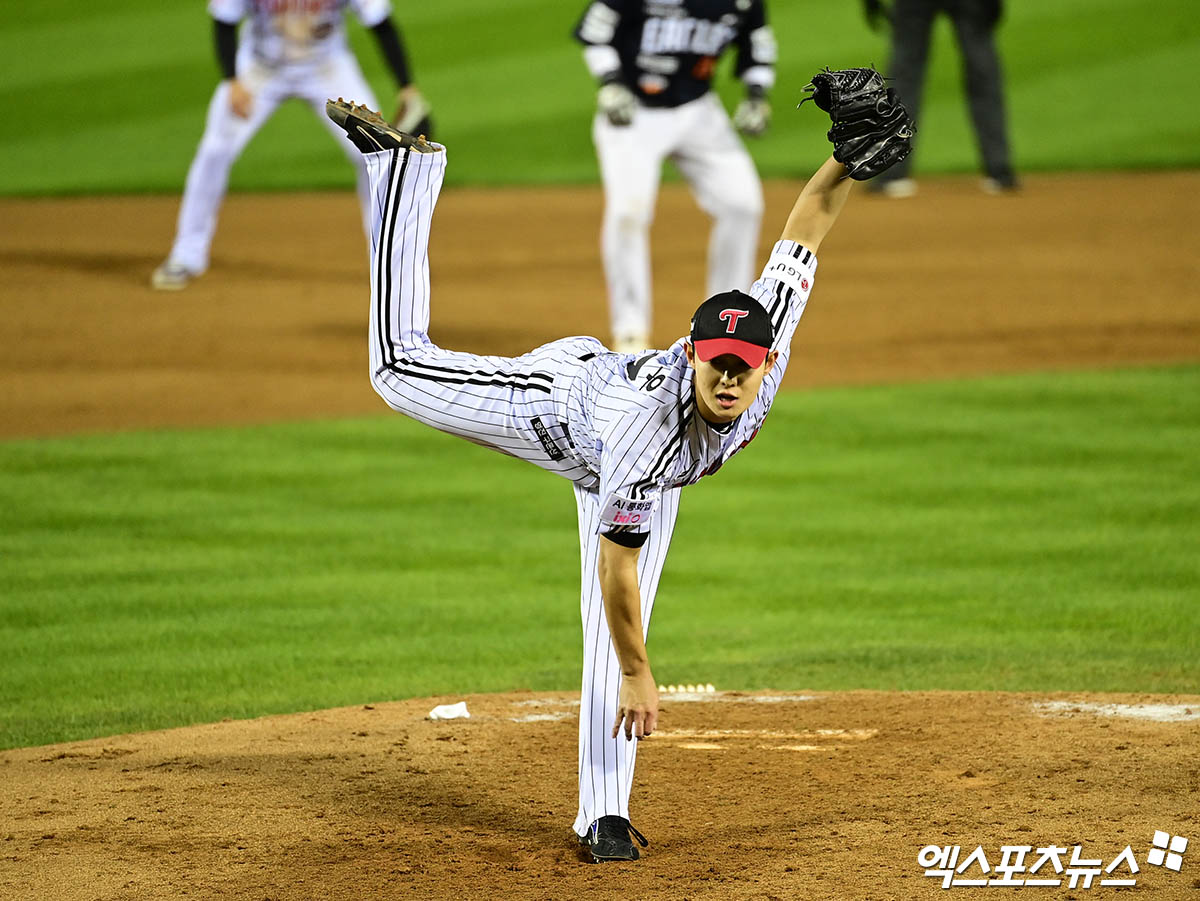 LG 트윈스 우완 파이어볼러 유망주 김영우가 지난 27일 서울 잠실야구장에서 열린 2025 신한 SOL Bank KBO 포스트시즌 한국시리즈(7전 4선승제, LG 1승) 2차전에서 한화 이글스를 상대로 ⅓이닝 1볼넷 무실점을 기록했다. 사진 김한준, 박지영 기자