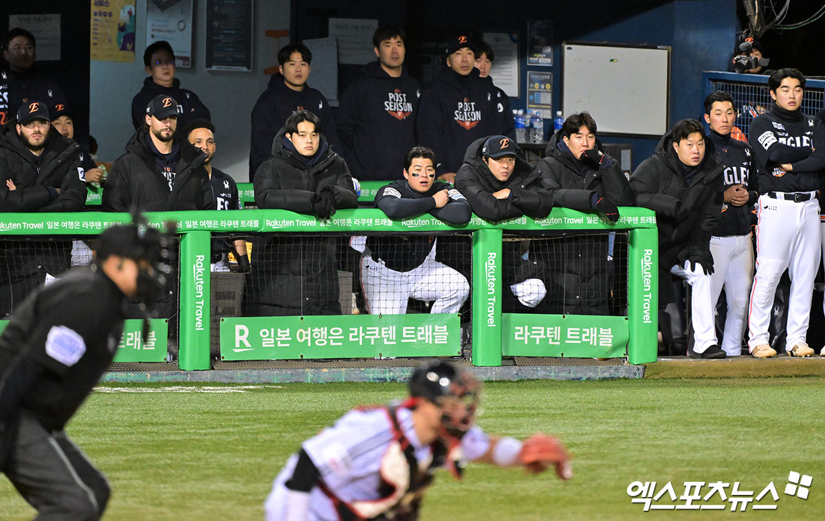 김경문 감독이 이끄는 한화 이글스가 27일 서울 잠실야구장에서 열린 2025 신한 SOL Bank KBO 포스트시즌 한국시리즈(7전 4선승제, LG 1승) 2차전에서 LG 트윈스에 5-13으로 완패, 2연패를 안고 오는 29일 3차전을 치르게 됐다. 사진 김한준, 박지영 기자