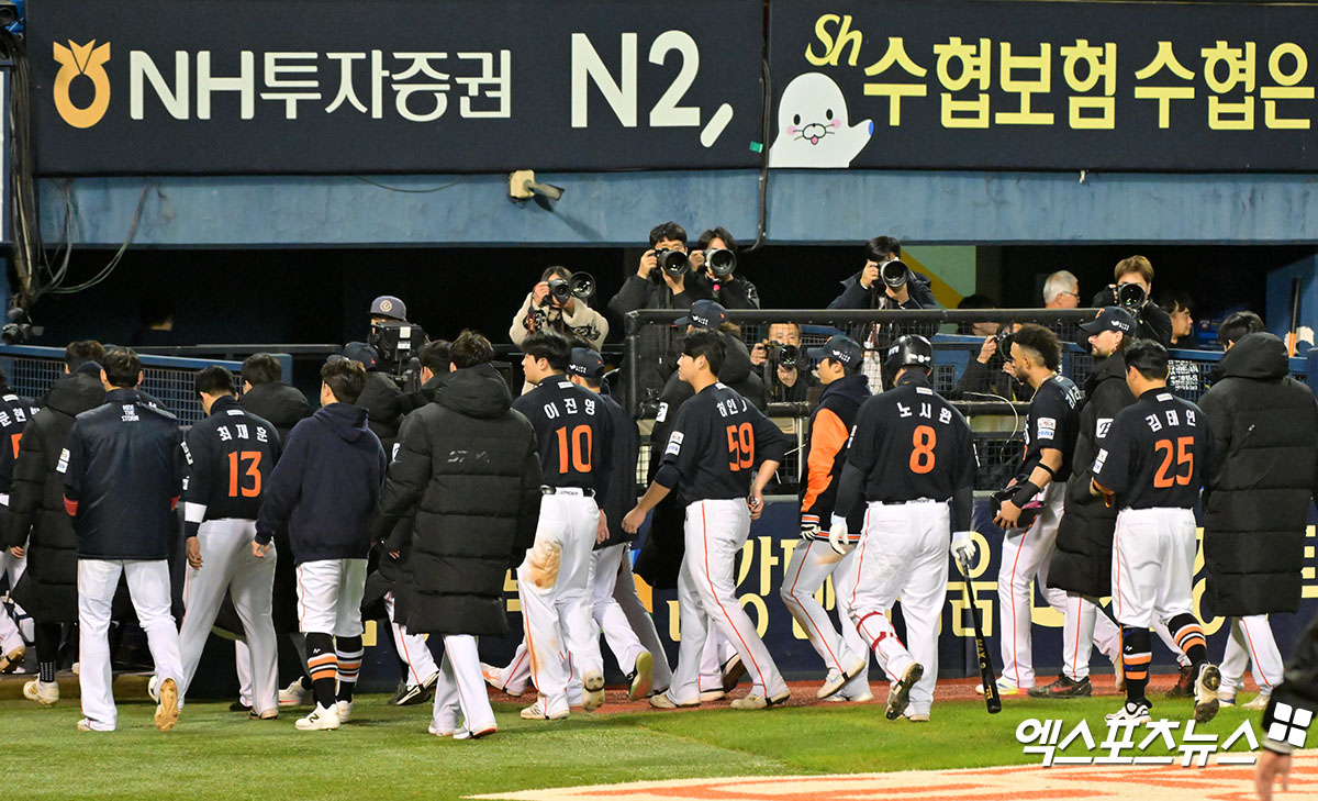 김경문 감독이 이끄는 한화 이글스가 27일 서울 잠실야구장에서 열린 2025 신한 SOL Bank KBO 포스트시즌 한국시리즈(7전 4선승제, LG 1승) 2차전에서 LG 트윈스에 5-13으로 완패, 2연패를 안고 오는 29일 3차전을 치르게 됐다. 사진 김한준, 박지영 기자
