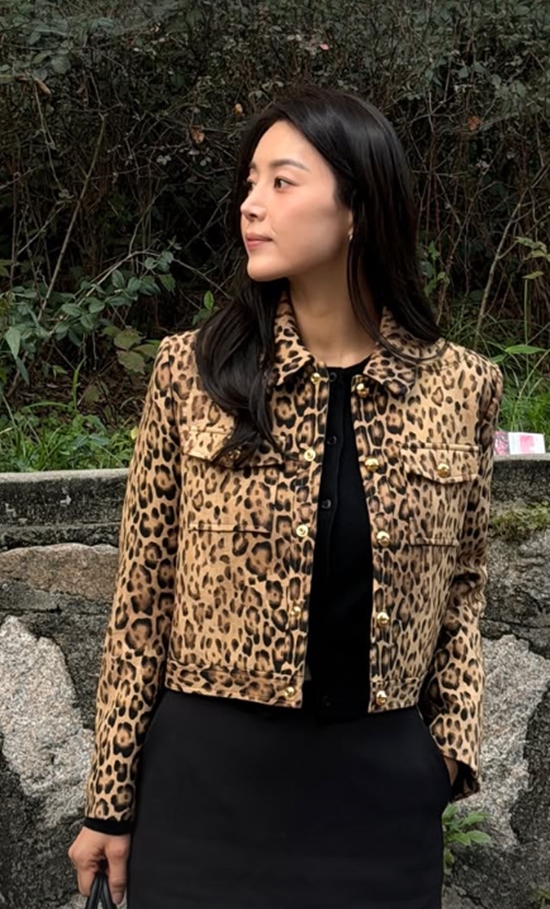표범 무늬 재킷을 착용한 한지혜. 사진=한지혜 계정