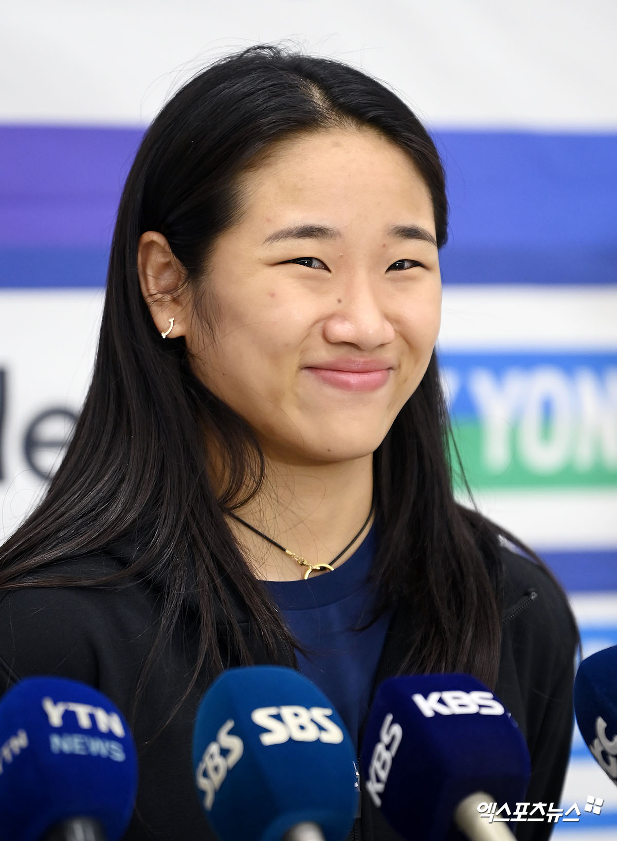 여자 배드민턴 단식 세계랭킹 1위 안세영이 프랑스 오픈 우승을 차지한 뒤 28일 인천국제공항 제2여객터미널을 통해 귀국했다. 사진 고아라 기자