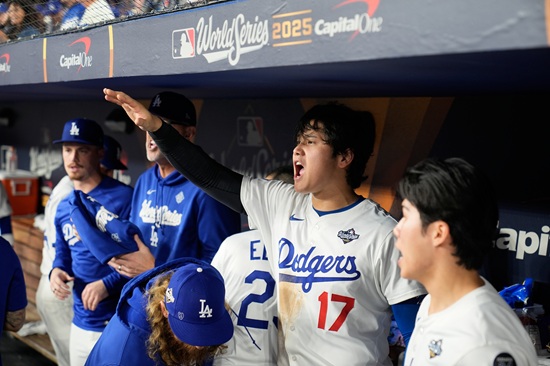 LA 다저스 유틸리티 플레이어 김혜성이 연장 18이닝 혈투에도 대주자 출전조차 없었다. 다저스 데이브 로버츠 감독 머릿속에 김혜성의 존재감이 거의 사라진 분위기다. 다저스는 28일 미국 캘리포니아주 로스앤젤레스 다저스타디움에서 토론토 블루제이스와 2025 메이저리그(MLB) 월드시리즈 3차전을 치러 6-5로 승리했다. 18회까지 치르면서 6시간39분이나 걸린 엄청난 혈투였지만 김혜성은 전혀 모습을 드러내지 않았다. 연합뉴스