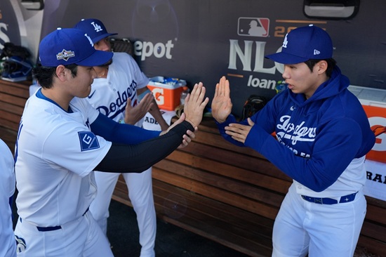 LA 다저스 유틸리티 플레이어 김혜성이 연장 18이닝 혈투에도 대주자 출전조차 없었다. 다저스 데이브 로버츠 감독 머릿속에 김혜성의 존재감이 거의 사라진 분위기다. 다저스는 28일 미국 캘리포니아주 로스앤젤레스 다저스타디움에서 토론토 블루제이스와 2025 메이저리그(MLB) 월드시리즈 3차전을 치러 6-5로 승리했다. 18회까지 치르면서 6시간39분이나 걸린 엄청난 혈투였지만 김혜성은 전혀 모습을 드러내지 않았다. 연합뉴스