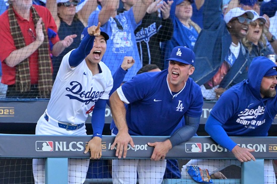 LA 다저스 유틸리티 플레이어 김혜성이 연장 18이닝 혈투에도 대주자 출전조차 없었다. 다저스 데이브 로버츠 감독 머릿속에 김혜성의 존재감이 거의 사라진 분위기다. 다저스는 28일 미국 캘리포니아주 로스앤젤레스 다저스타디움에서 토론토 블루제이스와 2025 메이저리그(MLB) 월드시리즈 3차전을 치러 6-5로 승리했다. 18회까지 치르면서 6시간39분이나 걸린 엄청난 혈투였지만 김혜성은 전혀 모습을 드러내지 않았다. 연합뉴스