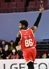 먼로의 슛 세리머니[포토]