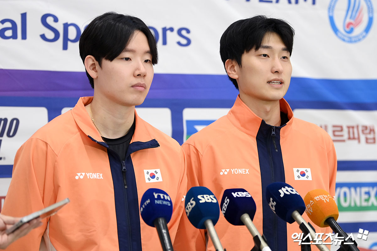 2025 세계배드민턴연맹(BWF) 월드투어 슈퍼 750 프랑스오픈 남자복식 우승을 차지한 서승재(왼쪽), 김원호가 28일 인천국제공항 제2여객터미널을 통해 귀국한 자리에서 인터뷰를 진행했다. 사진 고아라 기자
