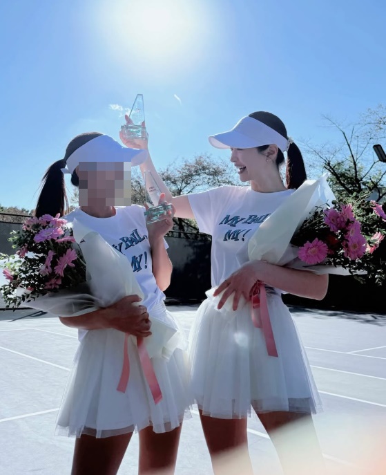 홍수아가 테니스 대회 3위를 거뒀다 