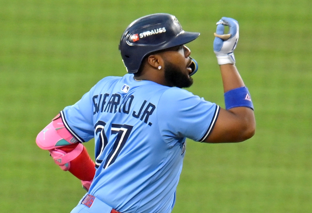 29일(한국시간) 미국 캘리포니아주 로스앤젤레스의 다저스타디움에서 열린 2025 미국 메이저리그(MLB) 포스트시즌 토론토 블루제이스와 LA 다저스의 월드시리즈(WS) 4차전, 3회초 1사 1루 토론토 블라디미르 게레로 주니어가 투런 홈런을 친 뒤 그라운드를 돌고 있다. UPI 연합뉴스