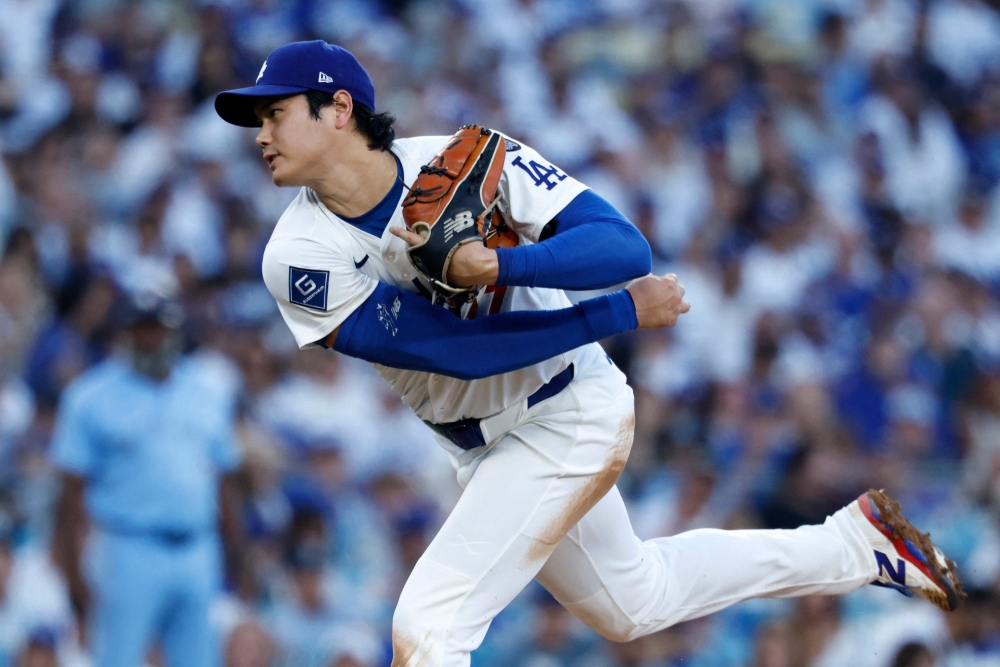 LA 다저스 오타니 쇼헤이가 9일(한국시간) 미국 캘리포니아주 로스앤젤레스의 다저스타디움에서 열린 2025 미국 메이저리그(MLB) 포스트시즌 토론토 블루제이스와의 월드시리즈(WS) 4차전에 선발 등판해 6이닝 6피안타(1피홈런) 1볼넷 6탈삼진 4실점을 기록했다. MLB 통계 사이트 '베이스볼 서번트'에 따르면, 최고구속은 99마일(약 159km/h)이었다. AFP 연합뉴스