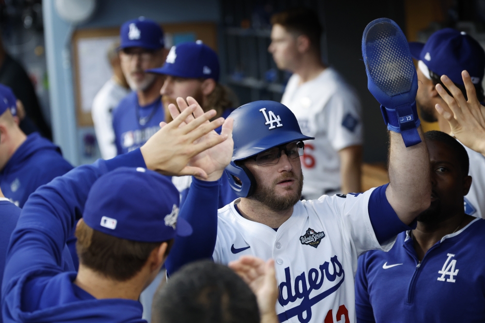 29일(한국시간) 미국 메이저리그(MLB) 포스트시즌 토론토 블루제이스와 LA 다저스의 월드시리즈(WS) 4차전, 2회말 1사 1, 3루 키케 에르난데스의 희생플라이 때 3루주자 맥스 먼시가 득점한 뒤 동료들과 기뻐하고 있다. EPA 연합뉴스
