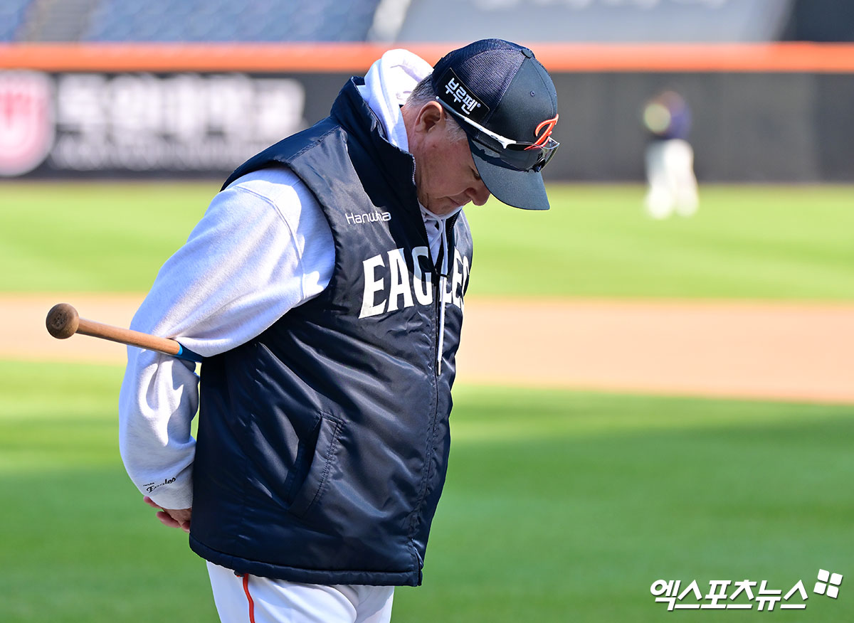 29일 오후 대전 한화생명 볼파크에서 열리는 '2025 신한 SOL Bank KBO 한국시리즈' LG 트윈스와 한화 이글스의 3차전 경기, 한화 김경문 감독이 선수들의 훈련을 지켜보고 있다. 대전, 김한준 기자