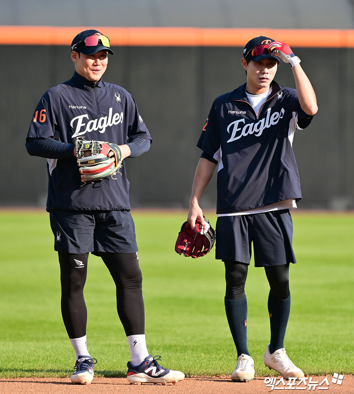 29일 오후 대전 한화생명 볼파크에서 열리는 '2025 신한 SOL Bank KBO 한국시리즈' LG 트윈스와 한화 이글스의 3차전 경기, 한화 하주석과 심우준이 수비 훈련에 임하고 있다. 대전, 김한준 기자