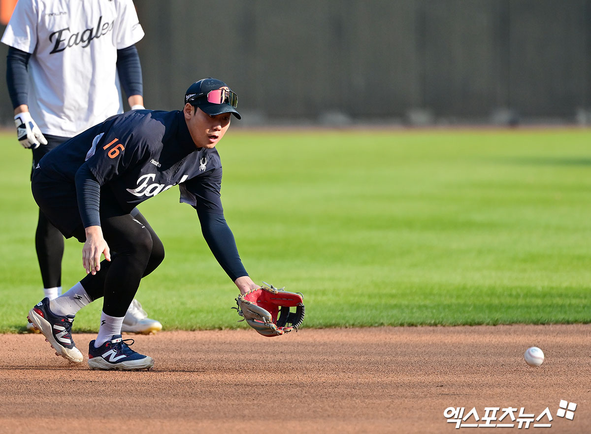 29일 오후 대전 한화생명 볼파크에서 열리는 '2025 신한 SOL Bank KBO 한국시리즈' LG 트윈스와 한화 이글스의 3차전 경기, 한화 하주석이 훈련에 임하고 있다. 대전, 김한준 기자