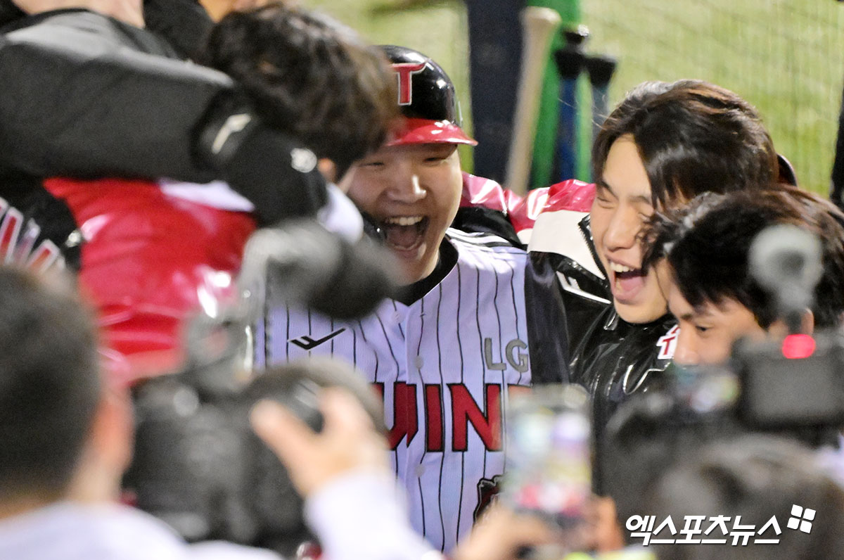 27일 오후 서울 송파구 잠실야구장에서 열린 '2025 신한 SOL Bank KBO 한국시리즈' 한화 이글스와 LG 트윈스의 2차전 경기, 8회말 2사 1루 LG 문보경이 투런 홈런을 날린 후 기뻐하고 있다. 엑스포츠뉴스 DB