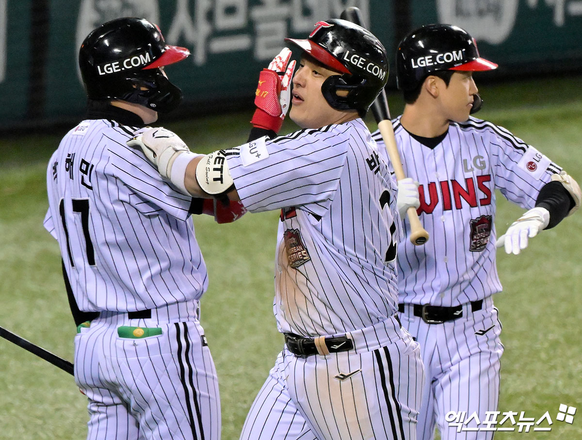 27일 오후 서울 송파구 잠실야구장에서 열린 '2025 신한 SOL Bank KBO 한국시리즈' 한화 이글스와 LG 트윈스의 2차전 경기, 3회말 2사 1루 LG 박동원이 투런 홈런을 날린 후 기뻐하고 있다. 엑스포츠뉴스 DB