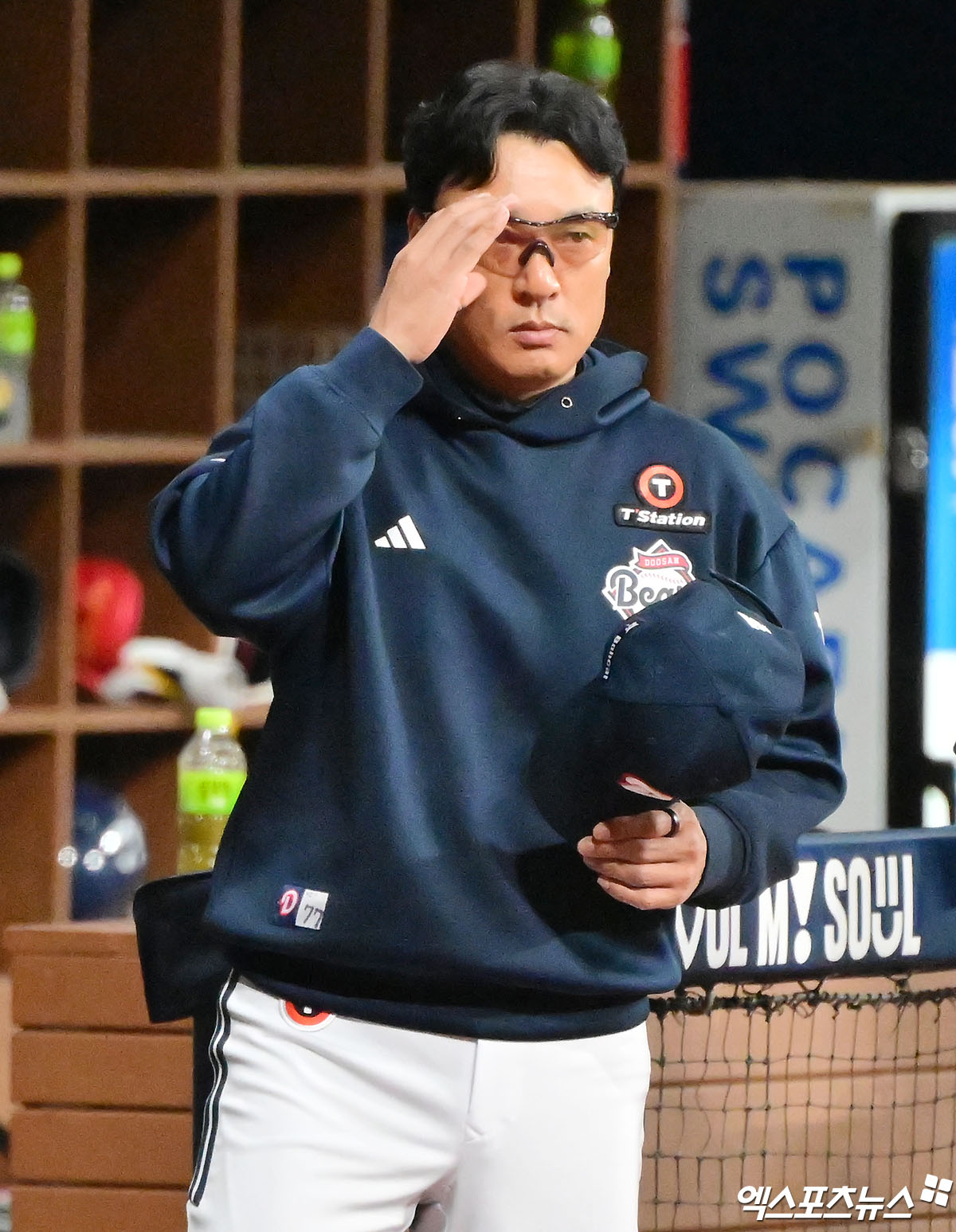 22일 오후 서울 구로구 고척스카이돔에서 열린 '2025 신한 SOL Bank KBO리그' 두산 베어스와 키움 히어로즈의 경기, 두산 이승엽 감독이 키움 더그아웃을 바라보고 있다. 엑스포츠뉴스 DB