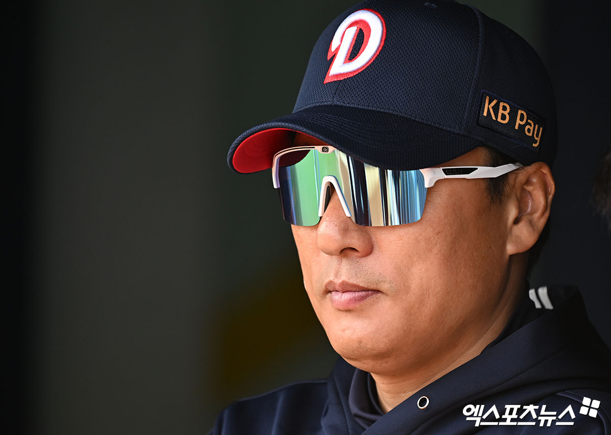 18일 오후 서울 송파구 잠실야구장에서 열리는 '2025 신한 SOL Bank KBO리그' KIA 타이거즈와 두산 베어스의 경기, 두산 이승엽 감독이 최민석의 불펜 피칭을 지켜보고 있다. 엑스포츠뉴스 DB