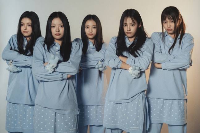 뉴진스 공식 계정. '버니즈데이' 2주년 기념 사진