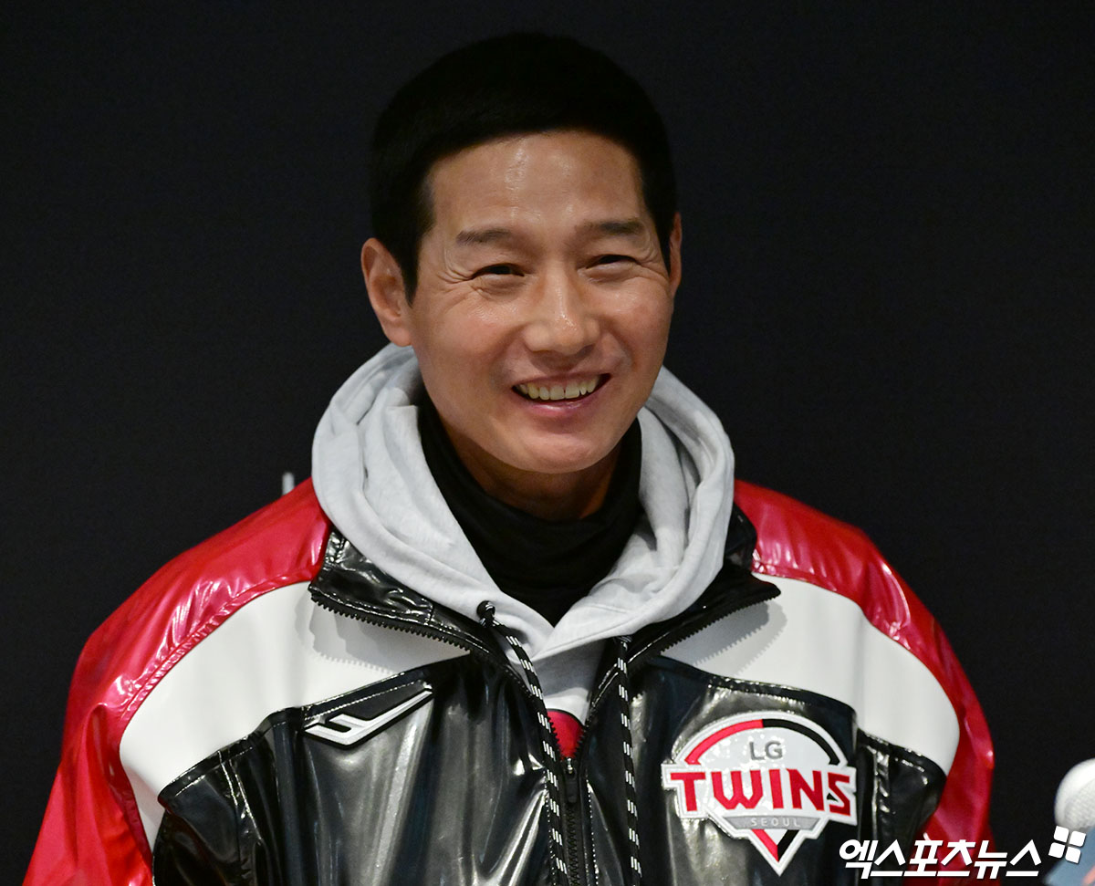 29일 오후 대전 한화생명 볼파크에서 열리는 '2025 신한 SOL Bank KBO 한국시리즈' LG 트윈스와 한화 이글스의 3차전 경기, LG 염경엽 감독이 취재진과 대화를 나누고 있다. 대전, 김한준 기자