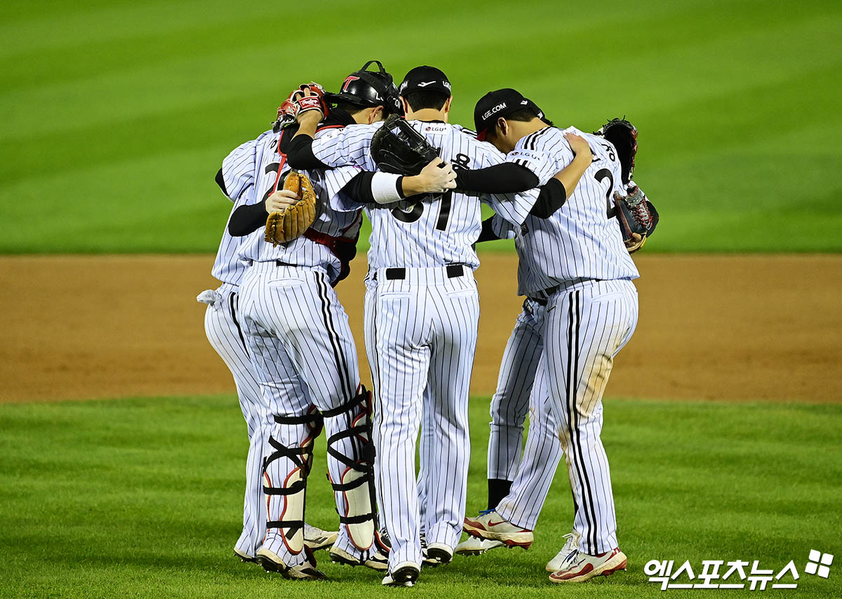 27일 오후 서울 송파구 잠실야구장에서 열린 '2025 신한 SOL Bank KBO 한국시리즈' 한화 이글스와 LG 트윈스의 2차전 경기, LG가 문보경의 5타수 4안타 5타점, 박동원의 3타수 2안타 4타점 맹활약을 앞세워 한화에게 13:5의 스코어로 승리하며 우승 확률 90.5%를 잡았다. 경기 종료 후 LG 선수단이 승리의 기쁨을 나누고 있다. 엑스포츠뉴스DB