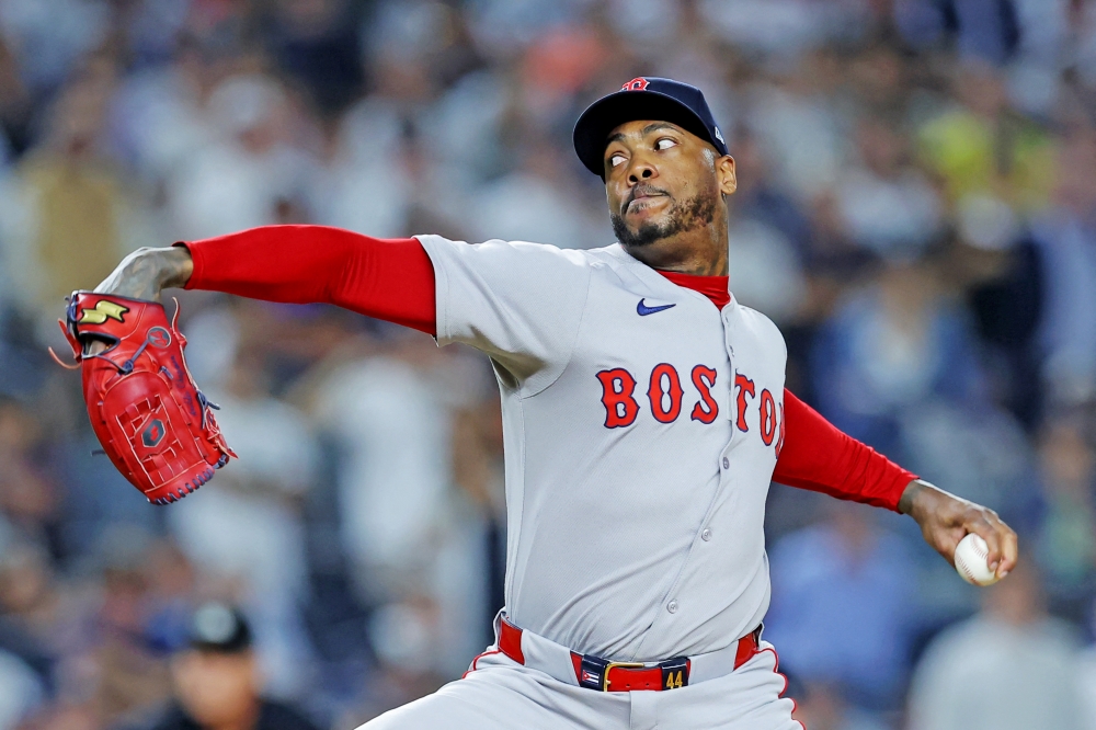 보스턴 레드삭스에서 활약 중인 베테랑 마무리 투수 아롤디스 채프먼이 최근 쿠바 야구 선수들에 관한 내용을 다루는 팟캐스트 프로그램 '스윙 컴플레토'에 출연해 옛 소속팀 뉴욕 양키스에 대한 불만을 드러냈다. Imagn Images 연합뉴스