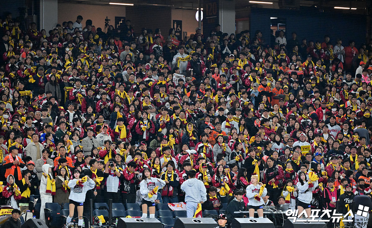 29일 대전 한화생명 볼파크에서 열린 2025 신한 SOL Bank KBO리그 포스트시즌 한화 이글스와 LG 트윈스의 한국시리즈 3차전이 1만6750석 전석 매진을 달성했다. 포스트시즌 35경기 연속 매진으로, 올해 포스트시즌 누적 관중은 30만1580명을 기록하게 됐다. 대전, 김한준 기자