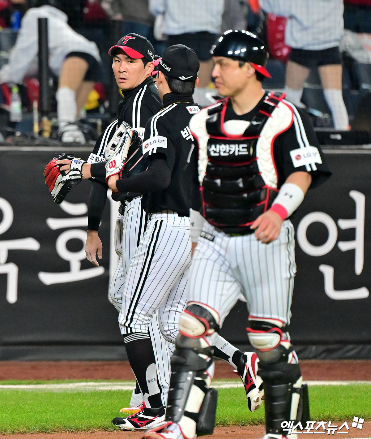 29일 오후 대전 한화생명 볼파크에서 열린 '2025 신한 SOL Bank KBO 한국시리즈' LG 트윈스와 한화 이글스의 3차전 경기, 2회말 수비를 마친 LG 오지환이 더그아웃으로 향하고 있다. 대전, 김한준 기자